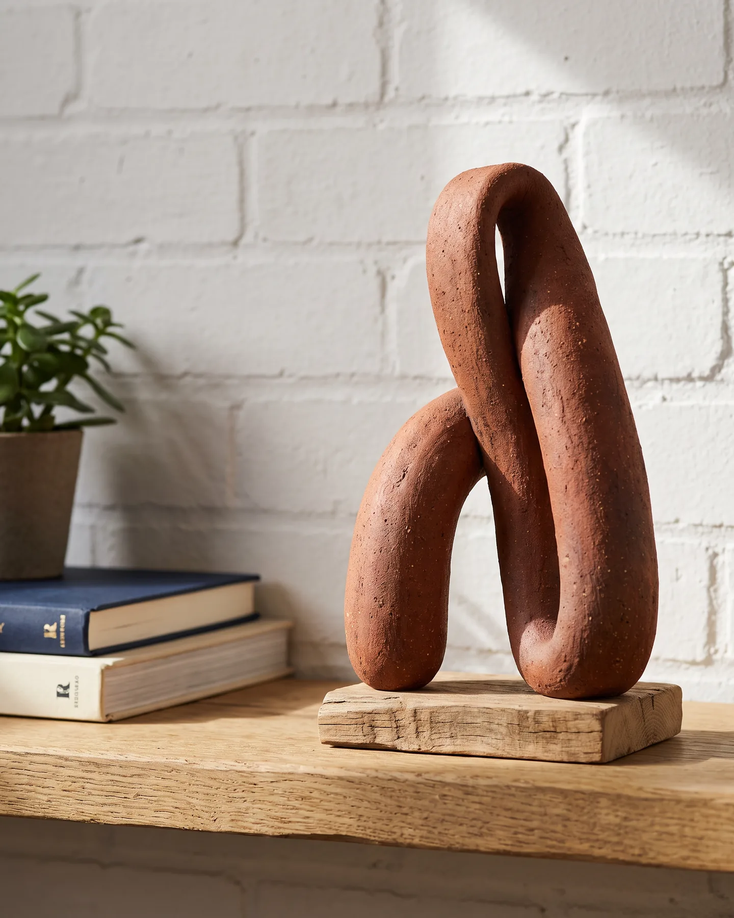 Une sculpture en grès sur une étagère d'atelier